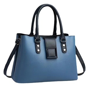 Grand sac cabas bleu clair minimaliste avec anses noires contrastées et boucle en métal