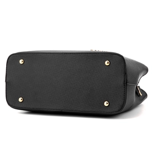 Vue du fond du sac bandoulière en cuir PU noir avec quatre pieds de protection dorés
