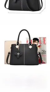 Detalle del bolso de PU negro tamaño 30cm y capacidad comparada con un iPad de 9,7 pulgadas