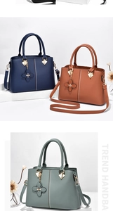 Tres bolsos de mano de cuero PU en azul, tostado y verde con dijes de trébol