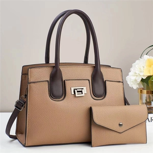 Bolso tote caqui con textura de lichi, cartera a juego y asas marrones elegantes