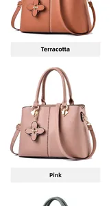 Detalle de bolso en cuero PU con líneas de cuentas y colgante de trébol en marrón y rosa