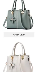 Detalle de bolsos estructurados en verde y beige con herrajes dorados y colgante de flor