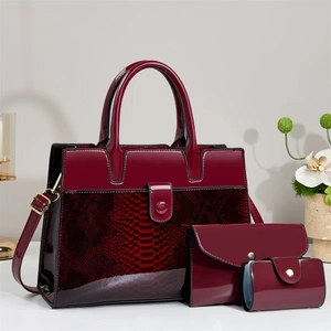 Ensemble de trois sacs à main bordeaux en patchwork peau de serpent avec détails dorés