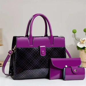 Ensemble de sacs à main violets en cuir verni avec coutures matelassées et fini brillant