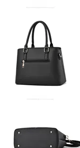 Detalle del bolso tote de PU negro con bolsillo trasero y remaches dorados en base