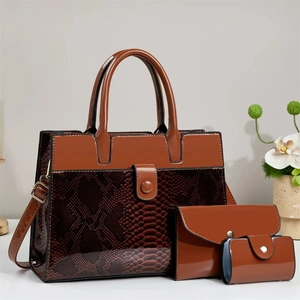 Ensemble cabas en cuir verni marron avec texture serpent incluant portefeuille et porte-cartes