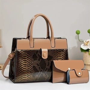 Ensemble de sacs à main en cuir marron avec motif serpent incluant cabas, portefeuille et étui