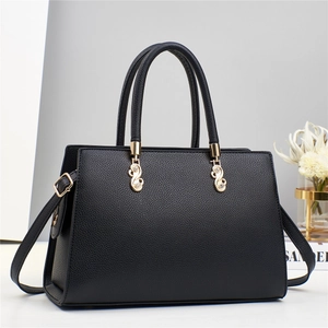 Bolso tote de cuero granulado negro con espirales doradas y correa ajustable