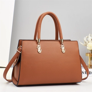 Bolso de mano marrón en cuero con textura de lichi y elegante hebilla dorada en S