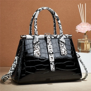 Große schwarze Schultertasche mit Krokostruktur, Schlangenmuster-Riemen und Silberschloss