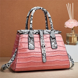 Rosa Handtasche mit Krokodilprägung, Schlangenmuster-Riemen und Metallverschluss