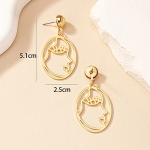 Vue détaillée des boucles d'oreilles visage creux avec dimensions 5,1cm x 2,5cm
