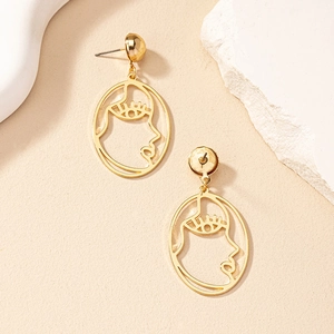 Boucles d'oreilles tendance avec visage abstrait ajouré en métal doré poli