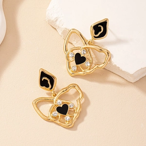 Boucles d'oreilles cœur dorées avec centre en émail noir et strass étincelants