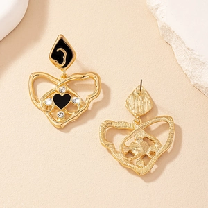 Détails de boucles d'oreilles cœur vintage en or avec émail noir et zircons brillants