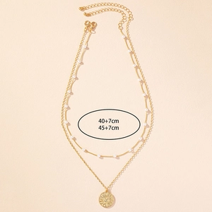 Dettaglio collana doppia dorata con perle e pendente sole, lunghezze regolabili 40-45cm
