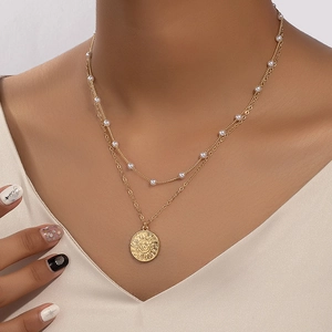 Collana a due strati di perle con ciondolo a sole dorato per un look elegante da donna