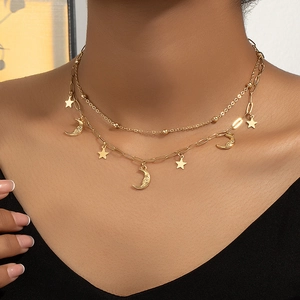 Collier double rang doré avec pendentifs lune et étoile et chaîne à maillons fins