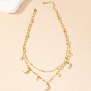 Collier doré multicouche avec pendentifs lune et étoile texturés sur une chaîne à maillons