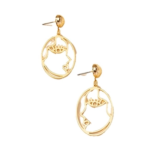 Boucles d'oreilles dorées minimalistes avec visage abstrait sur fond blanc pur