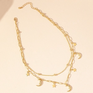 Collier double rang doré avec pendentifs lune et étoile texturés et fermoir mousqueton