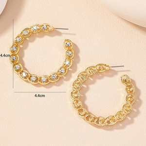 Détail des boucles d'oreilles créoles dorées de 4,4 cm avec cristaux micropavés brillants