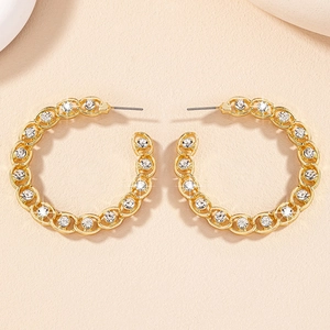 Élégantes boucles d'oreilles créoles dorées en forme de C avec cristaux brillants