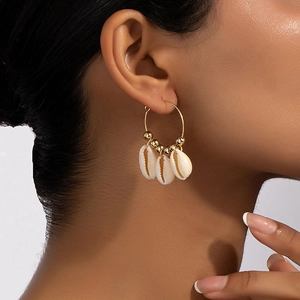 Boucles d'oreilles créoles dorées bohèmes avec pendentifs coquillages blancs