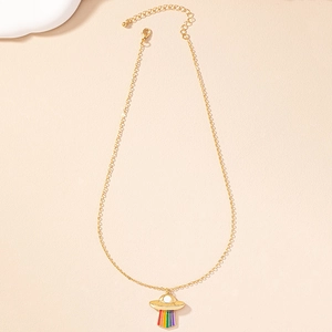 Goldene UFO-Halskette mit regenbogenfarbenem Emaille-Anhänger auf feiner Gliederkette