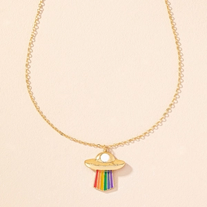 Detailansicht einer goldene UFO-Halskette mit bunten Regenbogen-Emaille-Streifen oben