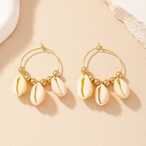 Boucles d'oreilles créoles dorées bohèmes avec coquillages naturels et perles