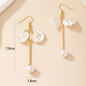 Boucles d'oreilles pendantes dorées avec accents coquillages et perles, longueur 7,9cm