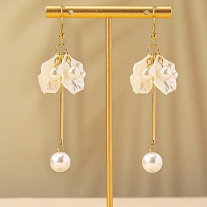 Boucles d'oreilles élégantes en perles et pétales sur support de bijoux doré chic