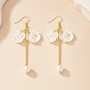 Élégantes boucles d'oreilles coquillages avec perles blanches et métal doré brillant