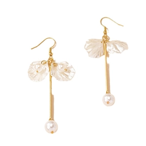 Élégantes boucles d'oreilles dorées avec pétales de nacre et longues perles pendantes