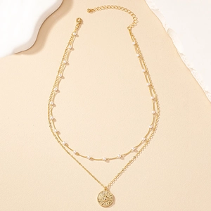 Elegante collana dorata a due strati con perle e ciondolo a moneta solare