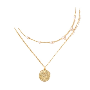 Collana a doppio strato dorata con perle bianche e pendente vintage a rilievo solare