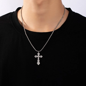 Collana con ciondolo a croce vintage da uomo con rilievo argento e catena intrecciata
