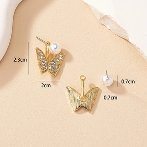 Vue détaillée des boucles d'oreilles papillon avec strass, perles et dimensions précises