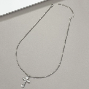 Collana con ciondolo a croce retrò argento con texture a rilievo su catena a scatola