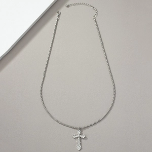 Collana retrò con ciondolo a croce inciso e catena regolabile in argento lucido