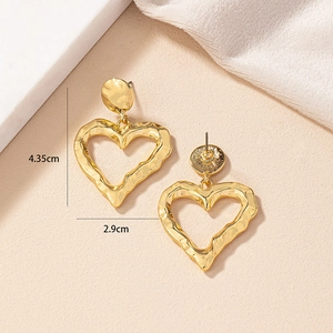 Detailed dimensions of 4.35cm golden heart earrings with hammered metal texture