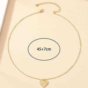 Détail du collier pendentif cœur doré avec chaîne de 45+7cm et fermoir mousqueton