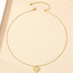 Collier à pendentif cœur doré vintage avec gravure florale et chaîne réglable fine