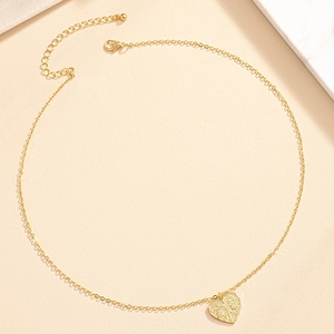 Collier doré avec pendentif coeur vintage, relief floral et chaîne à fermoir mousqueton