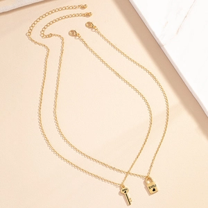 Ensemble collier vintage doré avec pendentifs cadenas cœur et clé gravés du mot LOVE