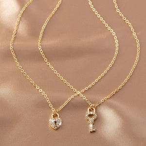 Ensemble collier avec pendentif cadenas coeur doré et clé orné de cristaux étincelants
