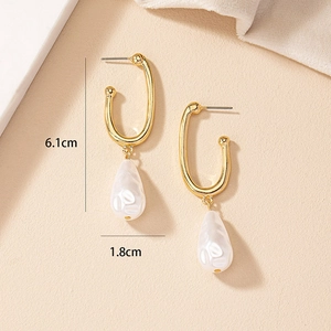 Vue détaillée des boucles d'oreilles dorées en U avec perles baroques et mesures