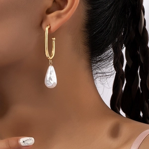 Boucles d'oreilles perles baroques avec longs crochets dorés en U sur un mannequin